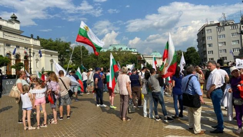 Пак се почна: Блокада пред НС, граждани зоват Петков за оставка 