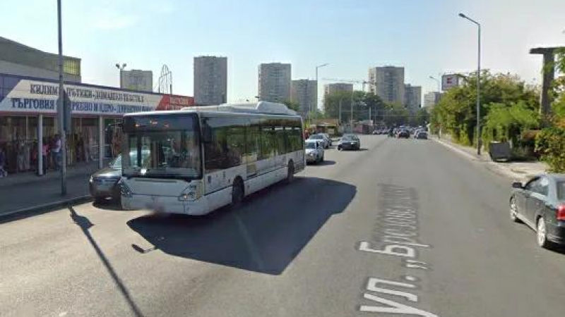 Пловдив: Нов обход към търговските комплекси на „Брезовско шосе“, пътни полицаи контролират движението 