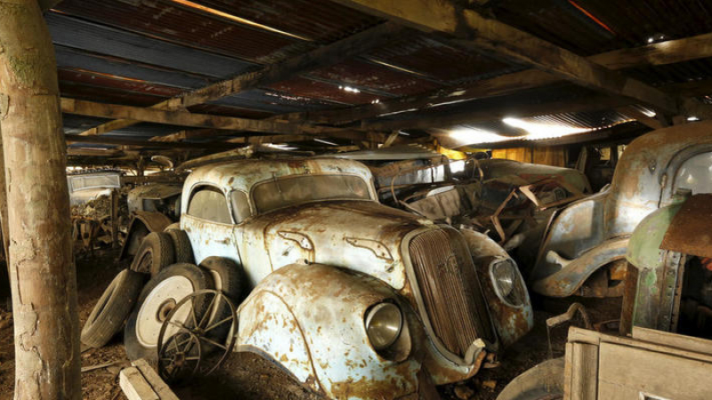 ВИДЕО: В стара плевня откриха колекция от страшно редки френски автомобили