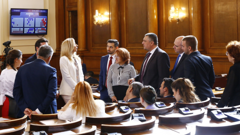 Депутатите се хванаха за гушите, провалиха пенсиите на над 2 милиона българи от...