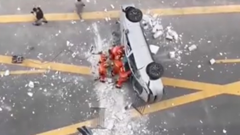 Фатален инцидент: Автомобил падна от третия етаж на сграда ВИДЕО