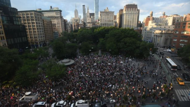 В САЩ става страшно, масови протести заливат страната ВИДЕО
