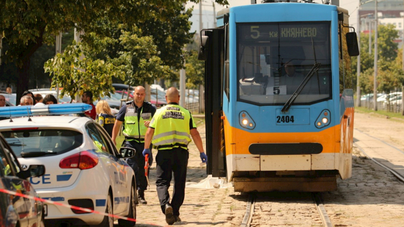 Нещо страшно се случи в мотриса на трамвай 20 в София, линейка фучи с момиче