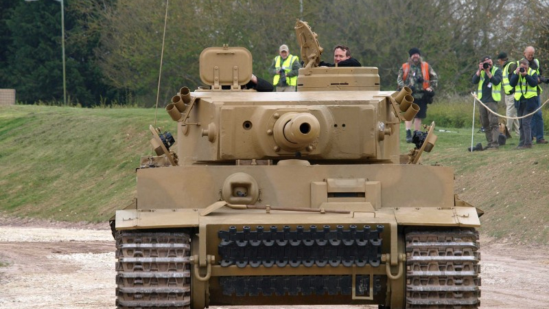 ВИДЕО от войната: Стъкло от "Тигър" спаси екипажа на танк от 30-мм снаряд