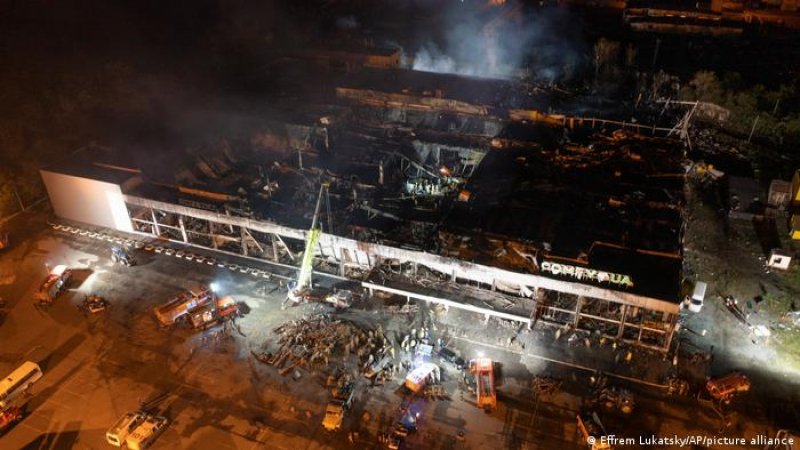 Reuters: Русия обясни каква военна цел е взривила до пламналия мол в Кременчук
