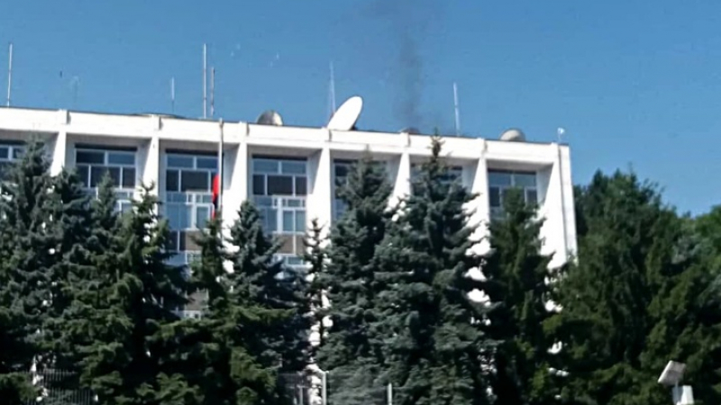 Извънредна ситуация: Над руското посолство се издига черен пушек СНИМКА