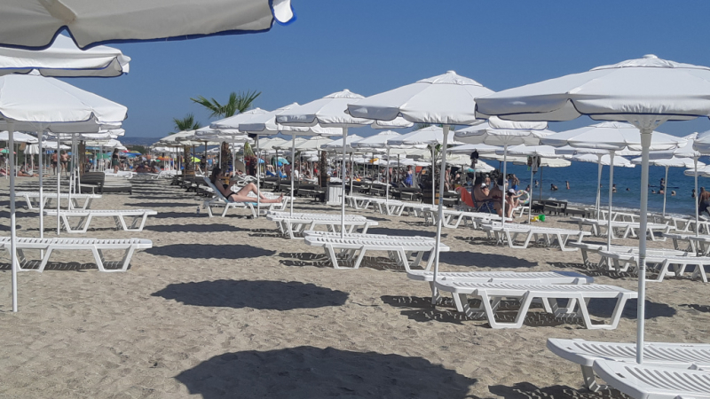Властта огласи цените на чадърите и шезлонгите на плажа за лято 2023