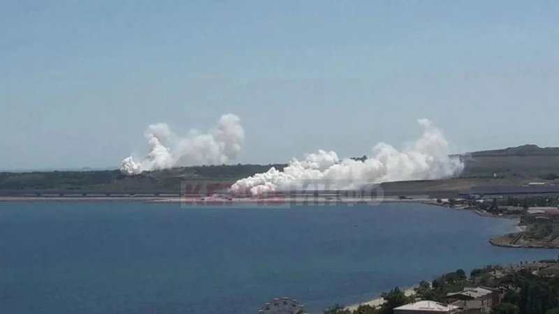Какво се случва: Огромни облаци от дим затулиха Кримския мост ВИДЕО