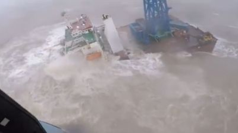Неописуем ужас в Южнокитайско море: Тайфун разцепи кораб, а после... ВИДЕО