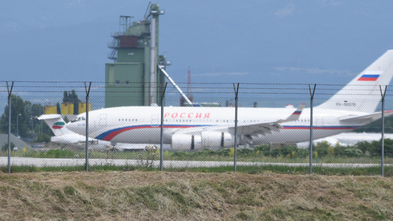 Първият руски самолет очаква изгонените дипломати всеки момент да се качат на борда СНИМКИ