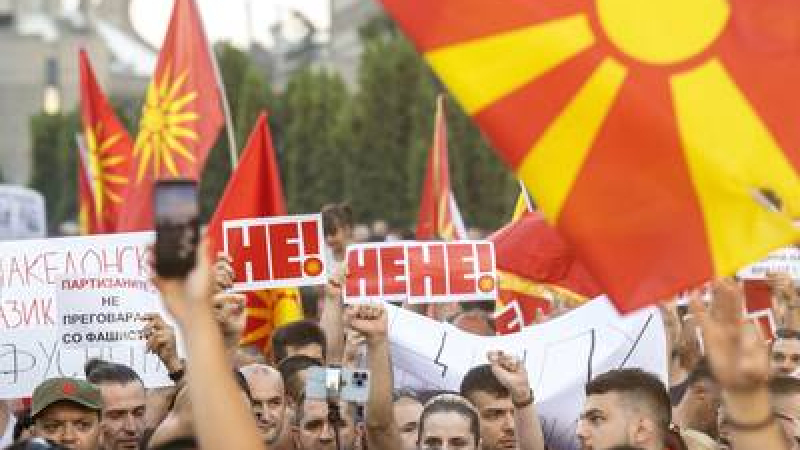 Пендаровски клекна на френската оферта, мощен протест разтърси Скопие СНИМКИ 