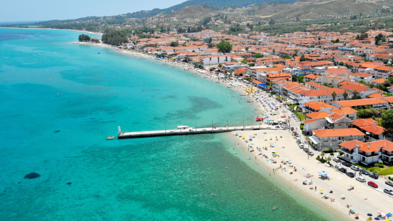 Популярен курорт в Гърция със свирепи глоби за невъзпитаните туристи