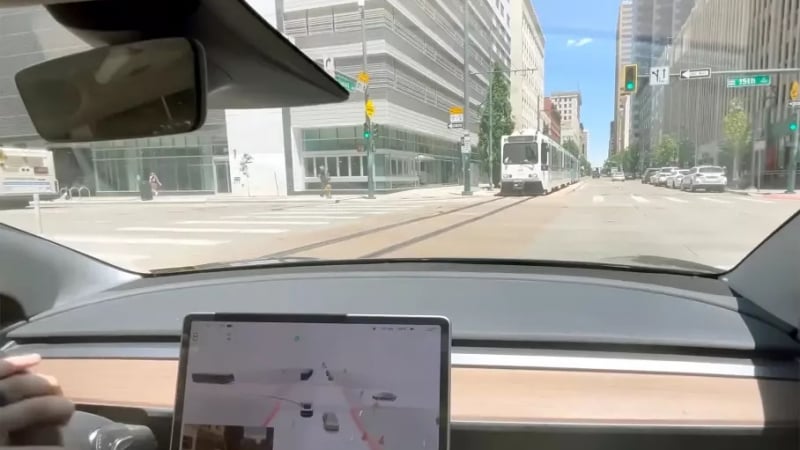 Автопилот на Tesla Model 3 за малко не се заби в трамвай и не сгази пешеходци ВИДЕО