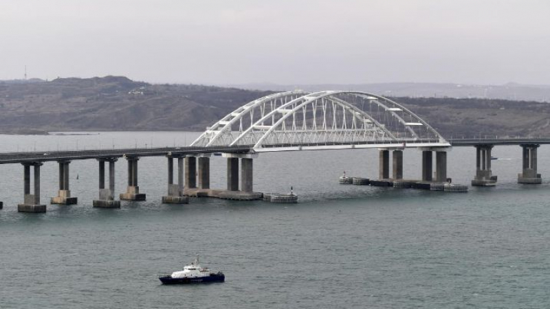 Паника в Севастопол след въздушната тревога: Кримският мост „дими“ СНИМКИ