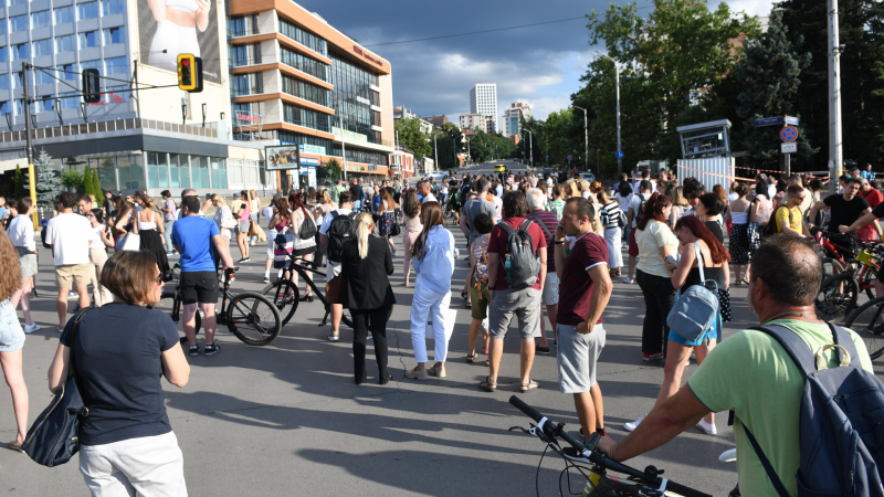 Втори ден протест и блокада заради трагедията на бул. "Черни връх" СНИМКИ