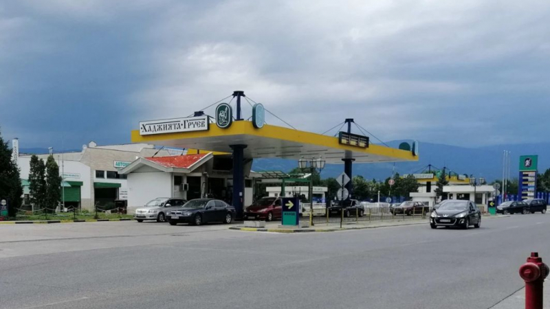 Опашки за евтино гориво се вият в Пловдив! Някои празнуват, а други негодуват СНИМКИ