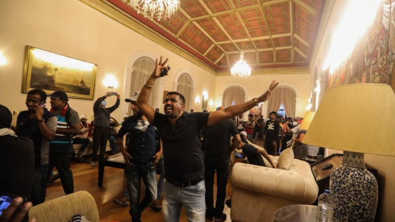 Нещо невиждано става в Шри Ланка! Нахлуха и подпалиха резиденцията на президента и дома на премиера СНИМКИ