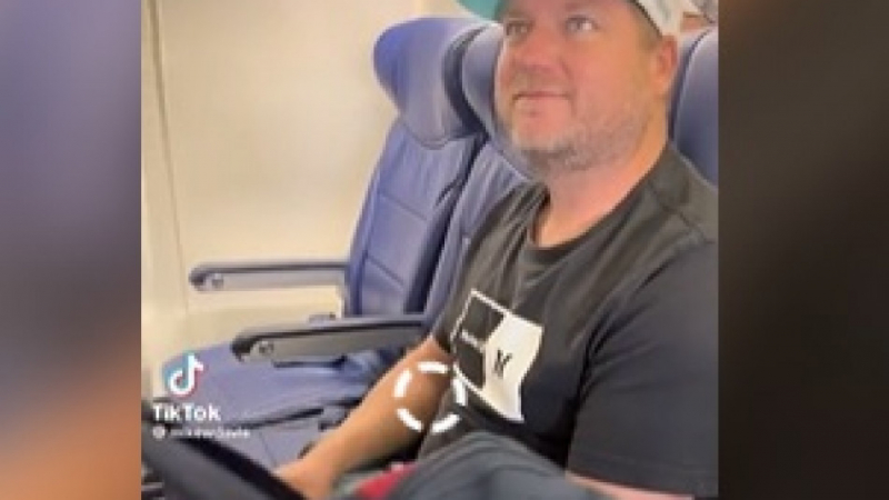 Интернет нарече този мъж гений, след като разкри как да се возим сами в самолета ВИДЕО
