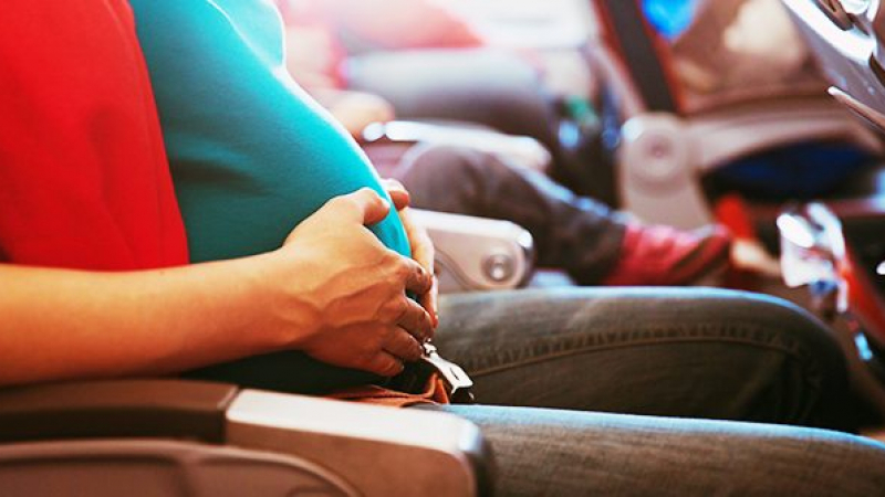 Защо бременните не бива да летят над 3 часа със самолет