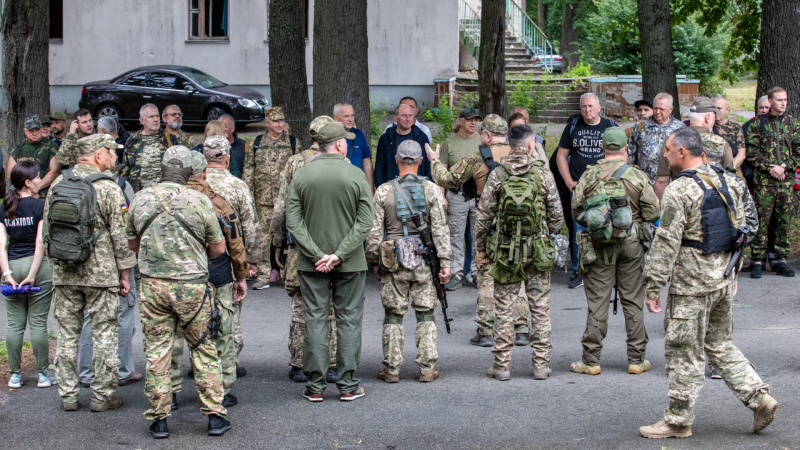 Цивилните в Киев на военно учение, стрелят по врагове