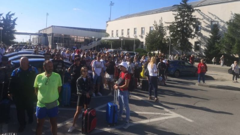 Извънредна ситуация на столичното летище, евакуират всички пътници 