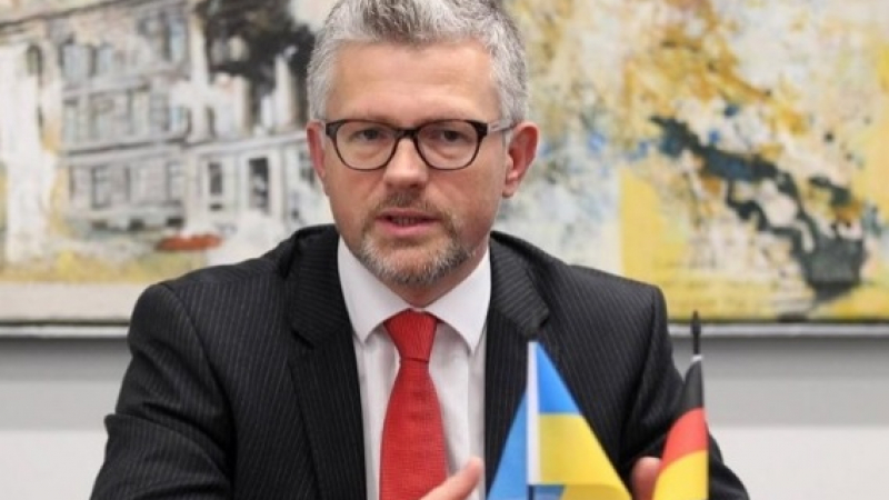 Германски депутат се сбогува с уволнения украински посланик с хитлеристки поздрави