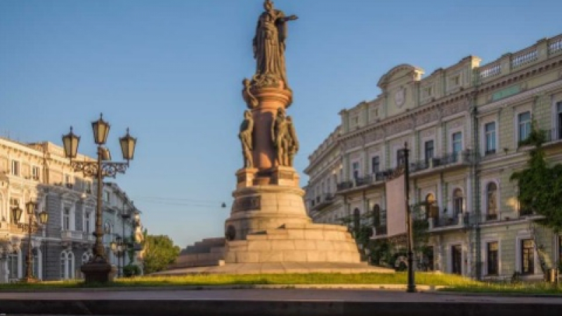 В Одеса вдигат паметник на гей порноактьор вместо Екатерина II, за да не приличали на Русия