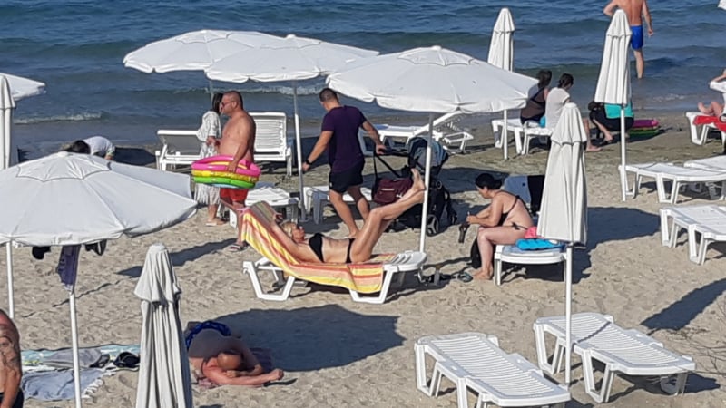 Излезе ЦЕНОРАЗПИС на чадърите и шезлонгите на плажа за лято 2023, дръжте се да не паднете!