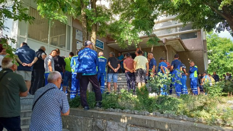 Служители на ВиК-Шумен протестираха с искане да не се сменя управителя на дружеството