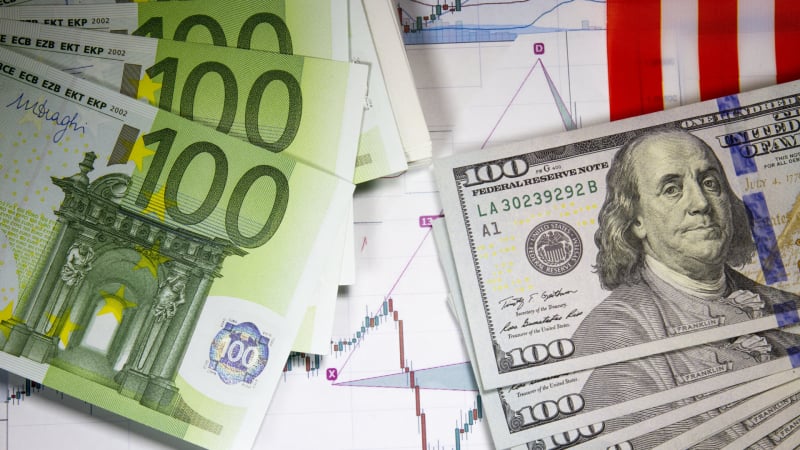 За първи път от 20 години - еврото се изравни с долара, но...