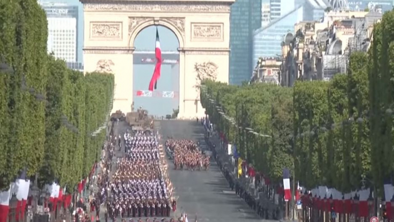Военен парад в Париж - най-отпред нашите гвардейци НА ЖИВО