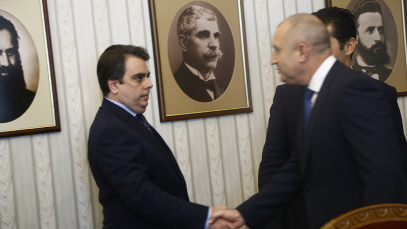 Мълниеносно: Асен Василев удари по президента след историческата секира