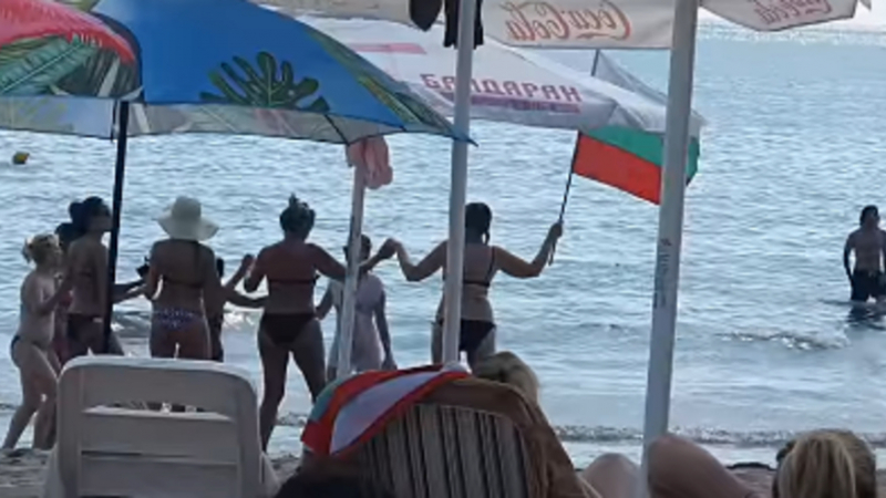 Няма угодия: Млади летовнички извиха кръшно хоро на плажа, в мрежата ги хулят ВИДЕО 