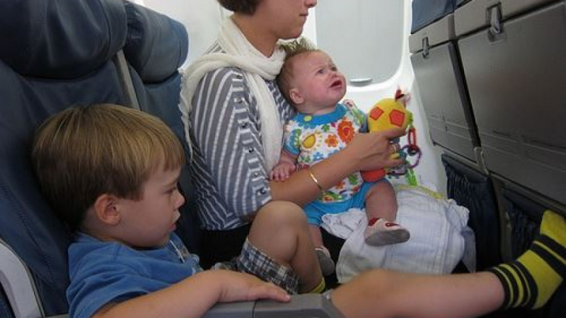 Разкриха тайните на успешното пътуване с деца в самолет