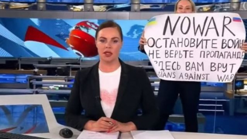 Арестуваха руската журналистка, която размаха плакат "Не на войната" в ефир
