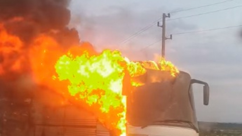 Два автобуса пламнаха във Варна СНИМКИ