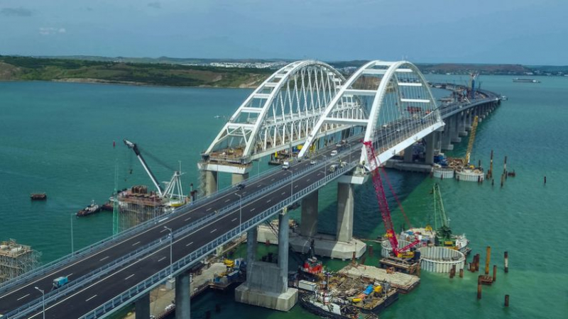 Най-защитеният мост в света - Кримският - става цел № 1 за Киев с оръжията от Запад