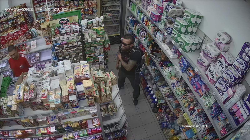 Мрежата настръхна заради този мъж с очила в магазин в Ловеч, дирят го с ВИДЕО