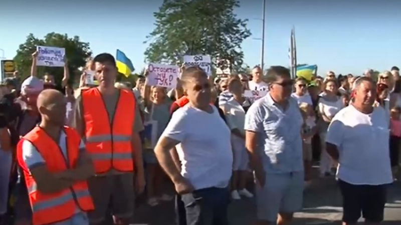 Хотелиери и украинки излязоха на протест в Слънчев бряг ВИДЕО 