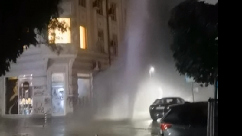 Огромен гейзер зейна в центъра на София през нощта ВИДЕО