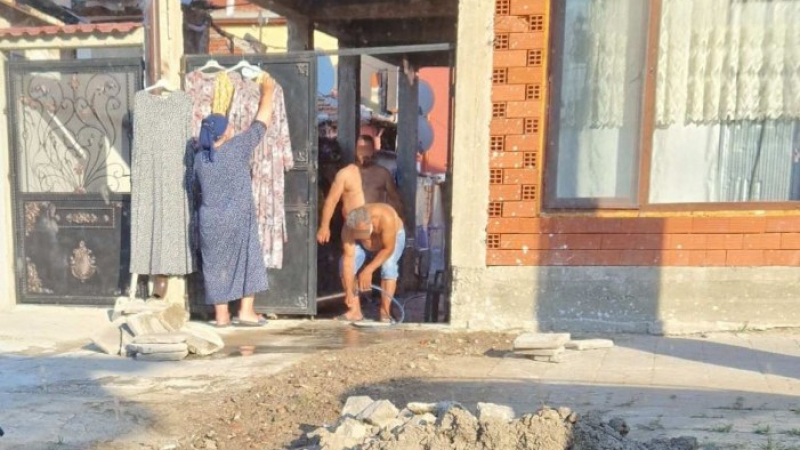 Роми с незаконна къща в Шекер Махала вместо да я срутят, разкопаха тротоара, цялата ВиК на улицата е под риск 