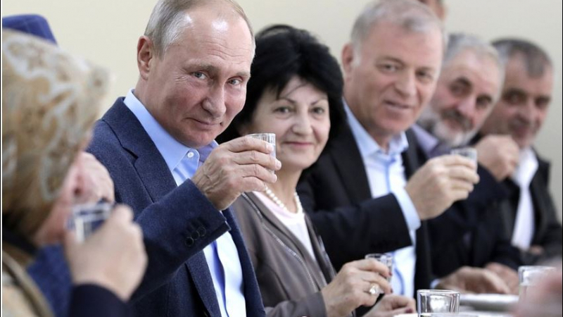 Путин с иновация: Руснаците ще пият Иван-чай вместо Кока-кола