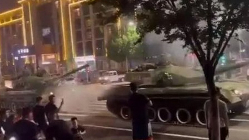Какво се случва в Китай? Танкове излязоха по улиците