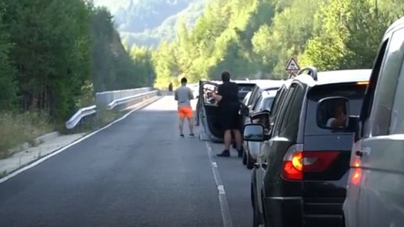 Българи и румънци затлачиха "Маказа", на шофьорите им се плаче ВИДЕО