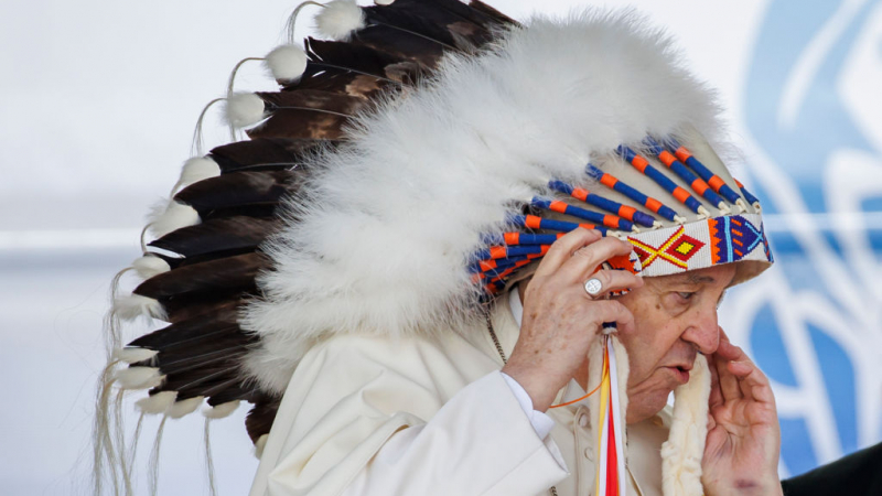Папата целуна ръка на индиански вожд и поиска прошка ВИДЕО