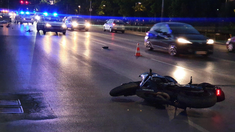 Гонка с моторист и полицаи в София завърши с много кръв!