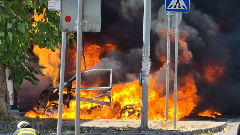Страховито ВИДЕО: Електрически автомобил гори като факла във Варна и пали други коли, три екипа пожарникари го гасят