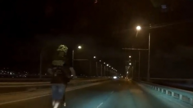 Стана мода: Мъж с тротинетка изпреваря коли като хала на Аспаруховия мост ВИДЕО