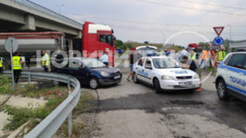 Камион блъсна кола с бебе по време на протеста на пътищарите в Благоевград ВИДЕО