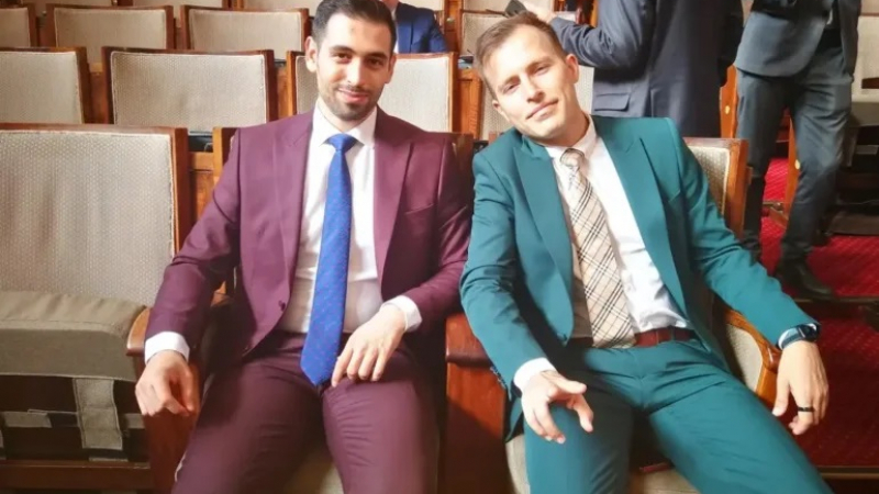 За ПП парламентът е едно безкрайно селфи: Стоилов се щракна с  побойника Митев